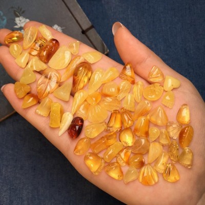 琥珀蜜蜡鸡油黄小雕件 雕工细腻 颜色漂亮天然配件饰品图2