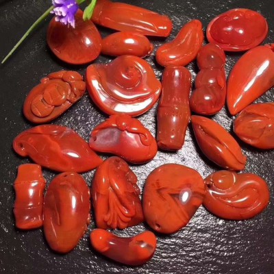 南红吊坠 南红柿子红带玫红雕刻小配饰 DIY配饰批发 100克起批图3